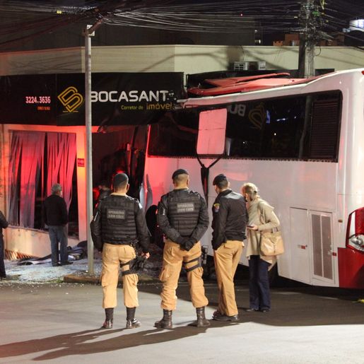 VÍDEO: ônibus desgovernado invade empresa no Paraná 