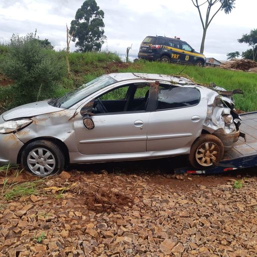 Veículo de Itapiranga com 12 ocupantes capota no Rio Grande do Sul