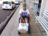 Cadeirante viaja o Brasil vendendo panos de prato