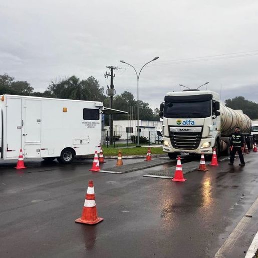 Mais de 300 caminhões são flagrados com excesso de peso em rodovias federais de SC