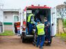 VÍDEOS: Colisão entre carro e moto deixa motociclista gravemente ferido