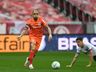 Em jogo com dois pênaltis, Inter cede empate ao Bahia no fim, mas mantém liderança