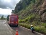 Motociclista sofre ferimentos em queda