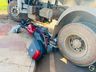 Homem fica ferido em colisão entre caminhão e moto em Itapiranga