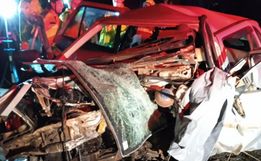 Três morrem em grave acidente entre três veículos na BR-282