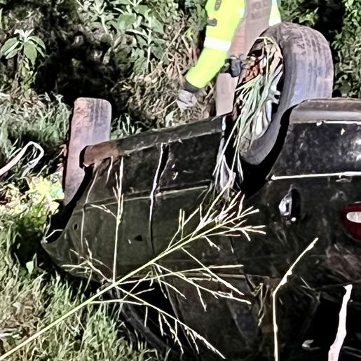 Capotamento deixa uma pessoa morta e outra ferida em SMOeste 