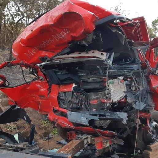 Colisão frontal entre caminhão e Van deixa 12 mortos em Minas Gerais