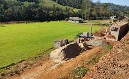 Comunidade auxilia na  construção de nova praça esportiva em Tunápolis
