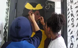 Alunos se inspiram e desenvolvem desenhos e frases para pintar as portas da escola