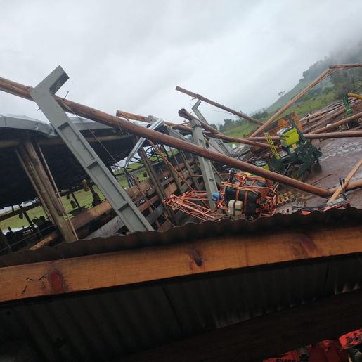Temporal derruba árvores, alaga estradas e causa prejuízos no interior de SMOeste 
