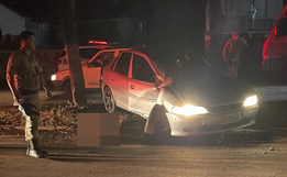 Homem sem CNH foge da polícia, colide veículo em poste e acaba preso