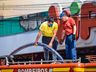 Bombeiros trabalham no rescaldo do incêndio no Super Vipi Center