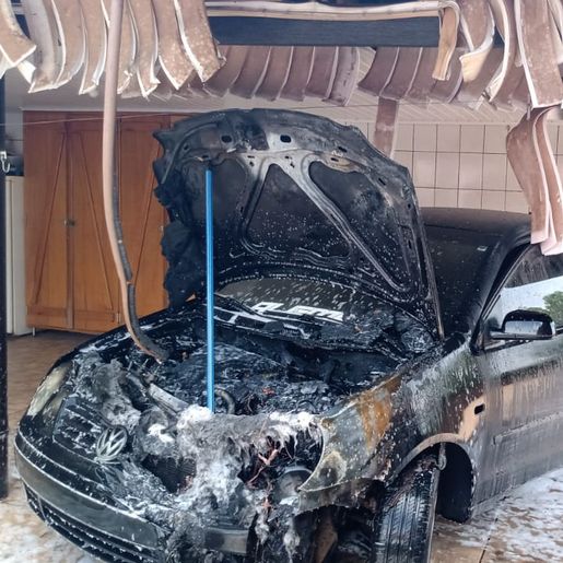 Carro pega fogo dentro da garagem de casa em Cunha Porã
