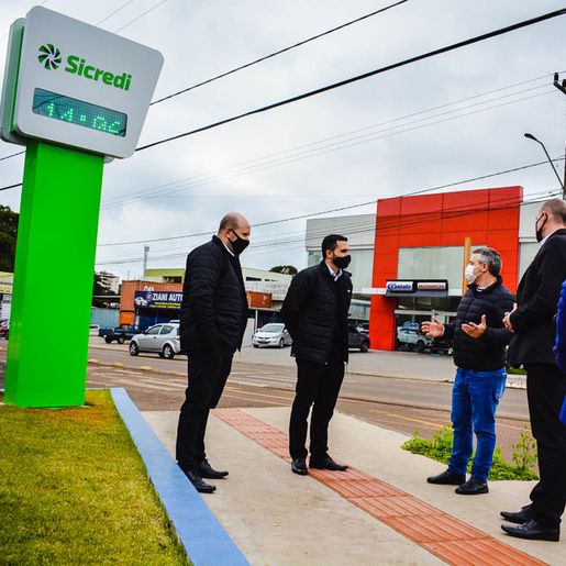 Sicredi entrega medidor de temperatura e relógio digital