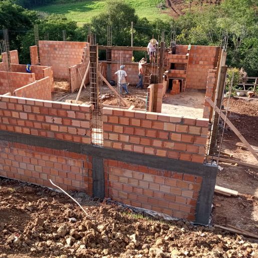 Família inicia construção após fogo queimar a residência