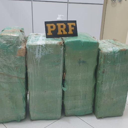 PRF encontra carro acidentado com 60 kg de maconha na BR-282