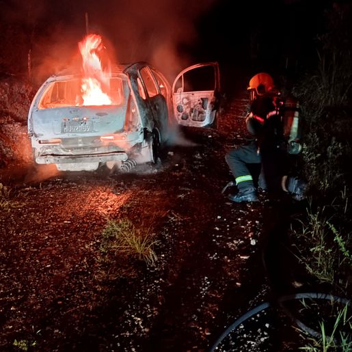Carro é destruído por incêndio no interior de Itapiranga