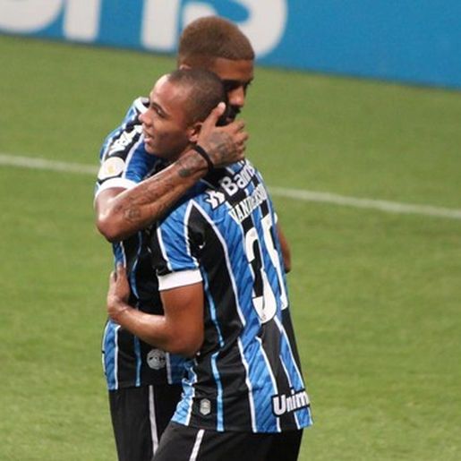Grêmio vence Bahia e sai na frente de 'Gre-Nal da rodada' pelo G4