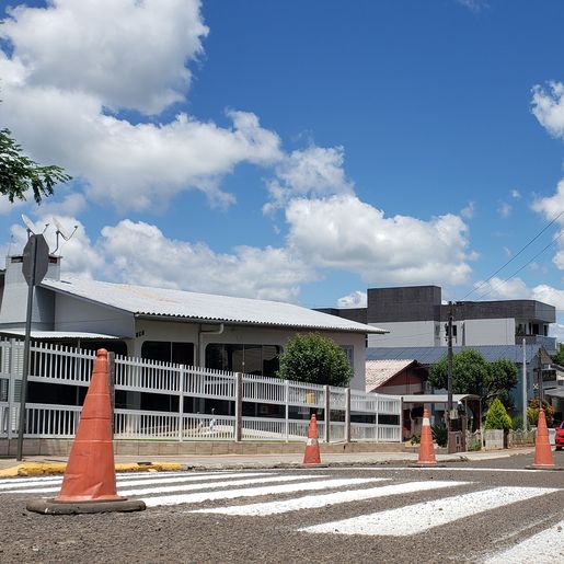 Ruas de Iporã do Oeste recebem pintura de novas faixas de sinalização