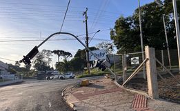 Semáforo cai após ser atingido por carreta na Willy Barth, em São Miguel do Oeste