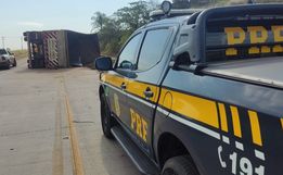 Motorista perde controle e tomba carreta na BR 163 em Guarujá do Sul