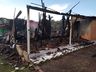 Casa de madeira é completamente consumida em incêndio