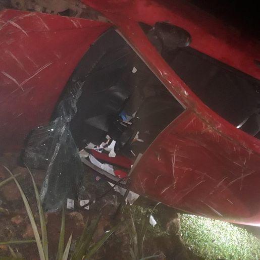 Veículo desce ribanceira de 20 metros e deixa homem ferido