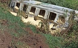 Caminhão sai da pista e capota à s margens da BR 158, em Maravilha