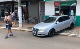 VÍDEO: Carro perde freio, sobe calçada e atinge pedestre em SMOeste 