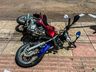Motociclista cai em cima de carro após acidente em SMO; vídeo