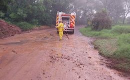 Equipes são acionadas para limpeza de pista na SC-305 após desmoronamento de terra