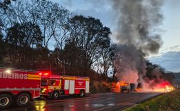 Caminhão carregado com entulho pega fogo na SC-157 