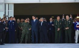 Bolsonaro e ministros assistem a desfile de tanques em Brasília
