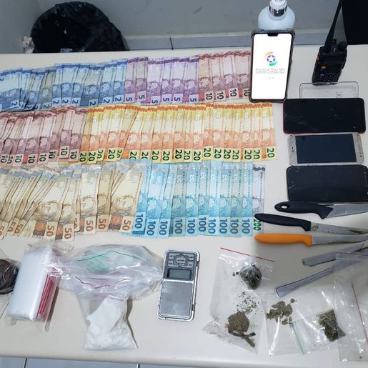 Homem é preso em flagrante com drogas e materiais usados no tráfico em SMO