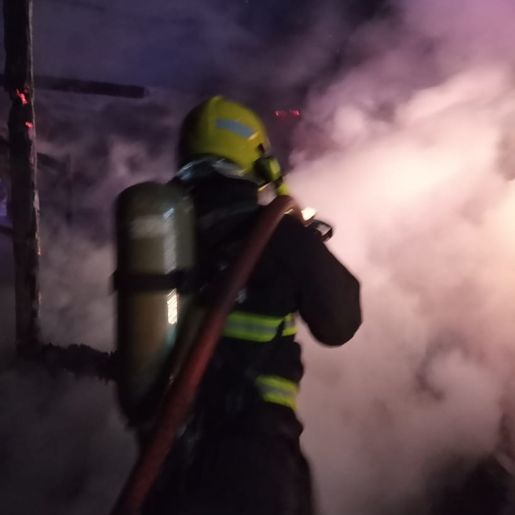 Bombeiros combatem incêndio em galpão no interior de Tunápolis
