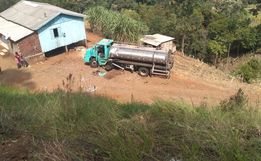 Caminhão despenca de rodovia após saída de pista em Anchieta