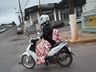Para se proteger do frio, motociclista dirige com cobertor sobre as pernas em Chapecó