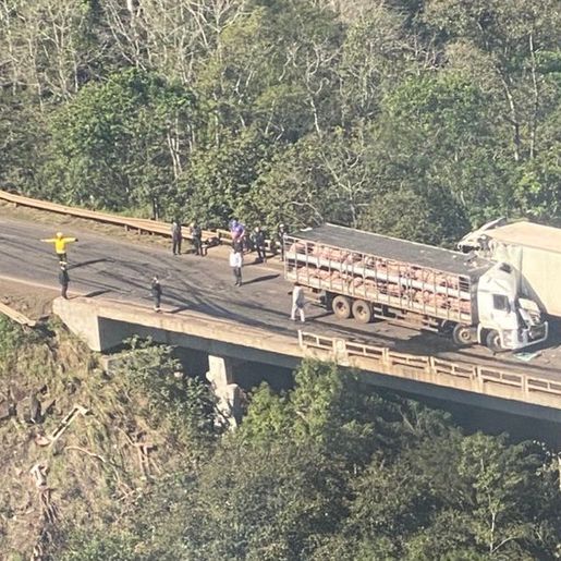 Bombeiros detalham colisão entre caminhão e carreta na BR-282 