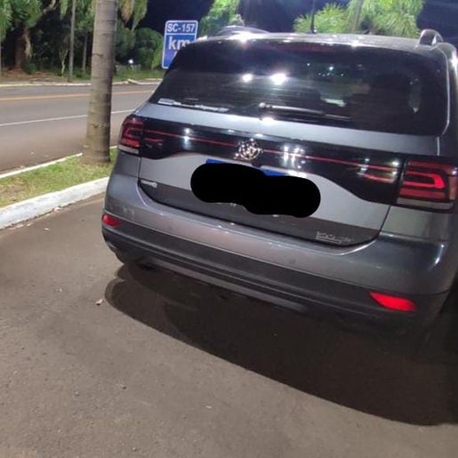 Carro é flagrado com dezenas de garrafas de vinhos e espumantes na SC-157