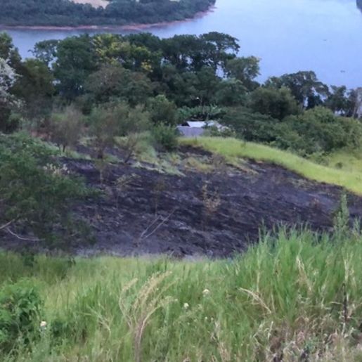 Bombeiros de Itapiranga combatem incêndio em vegetação