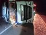 Motorista tem ferimentos graves em acidente com carreta carregada de suínos na SC-161