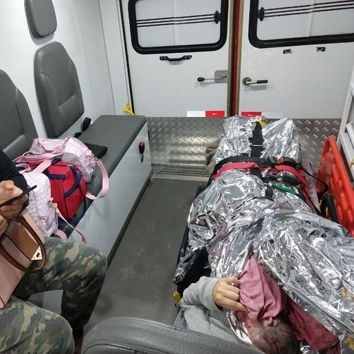 Mulher dá à luz na cozinha de casa minutos depois de pai acionar os bombeiros