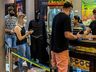 Jovem fantasiado de Batman assiste filme no Cine Peperi; fotos
