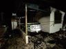 Carro na garagem pega fogo e atinge residência