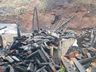 Bombeiros combatem incêndio em depósito de madeira