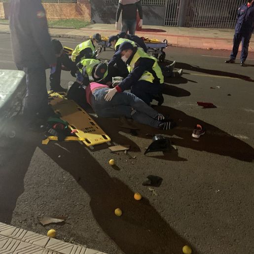 VÍDEO: Casal fica ferido após colisão entre carro e moto em SMOeste