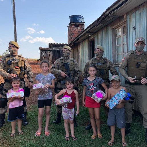 Menino no interior de Descanso realiza sonho de conhecer e receber visita de policias militares