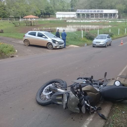Colisão entre carro e moto deixa homem ferido em Itapiranga