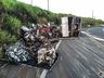 Tombamento de carreta deixa motorista ferido em Romelândia