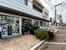 VÍDEO: mulher colide com o carro em fachada de empresa em São Miguel do Oeste